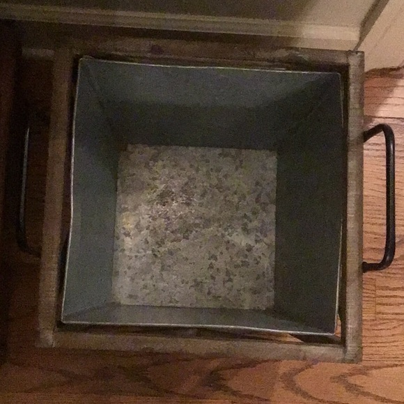 Metal Planter with wooden X-Frame decor planter - Picture 4 of 14